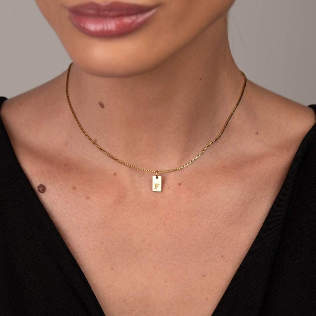 Colar Letra Inicial Minimal Banhado em Ouro 18K