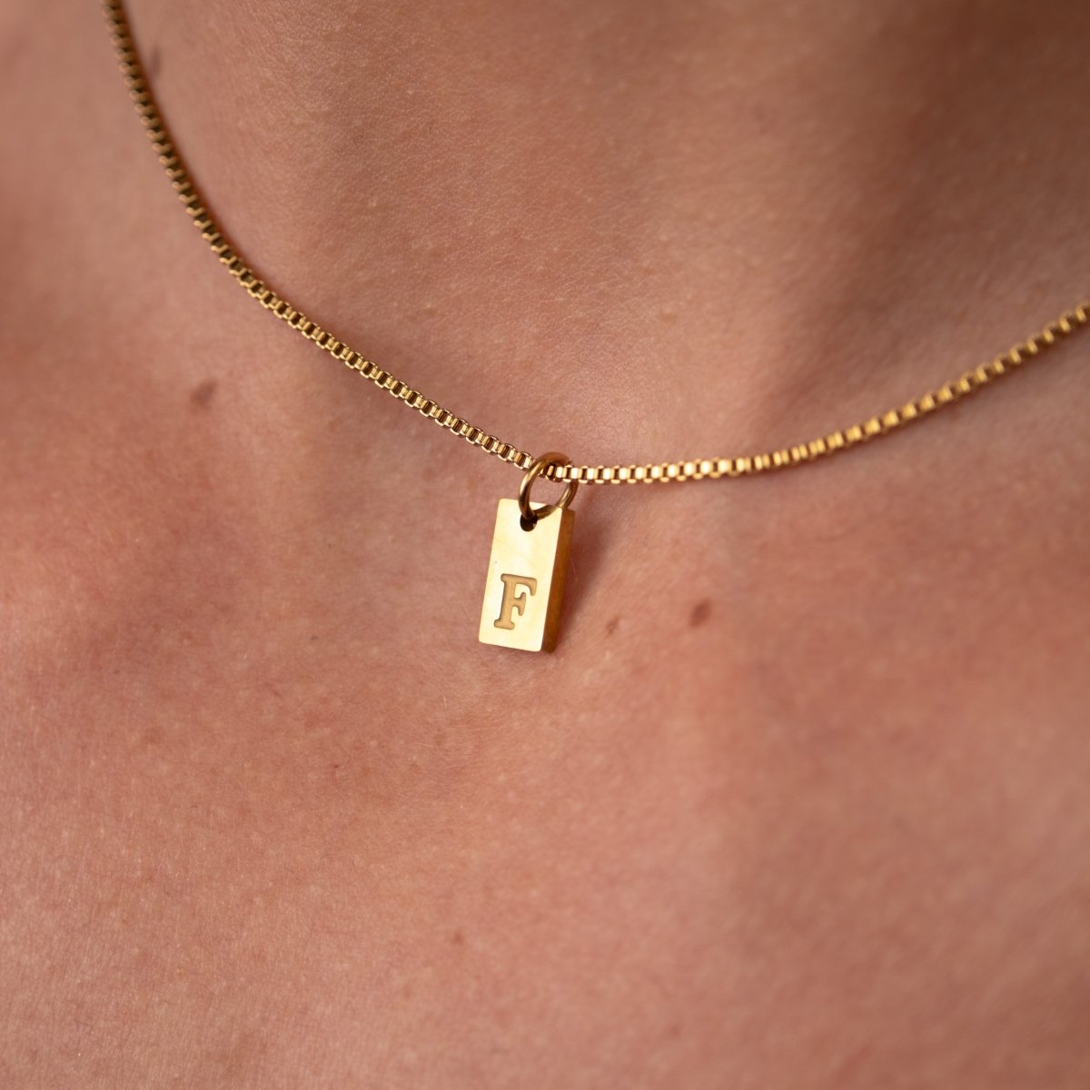 Colar Letra Inicial Minimal Banhado em Ouro 18K