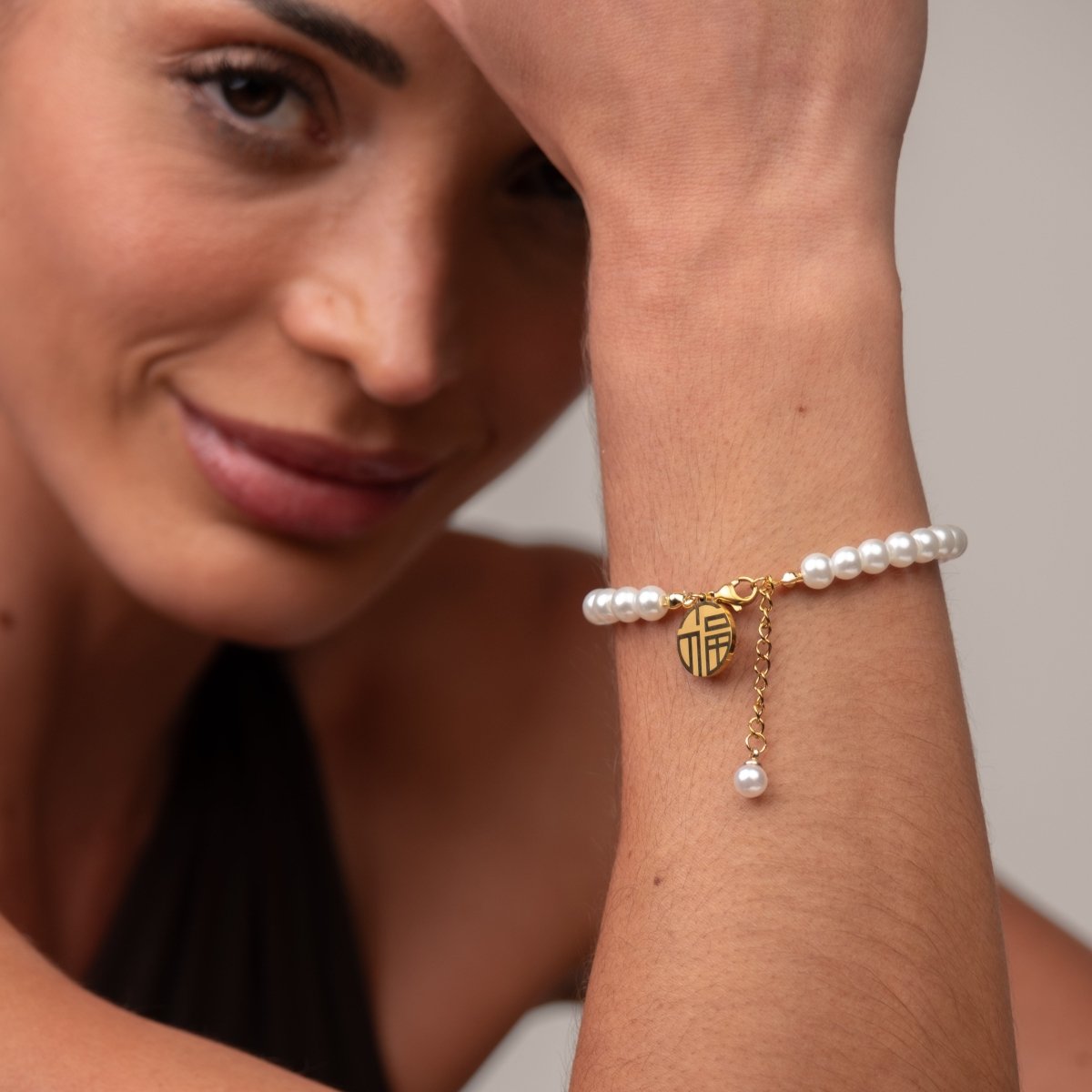 Pulseira de Pérolas Charm Banhada em Ouro 18K
