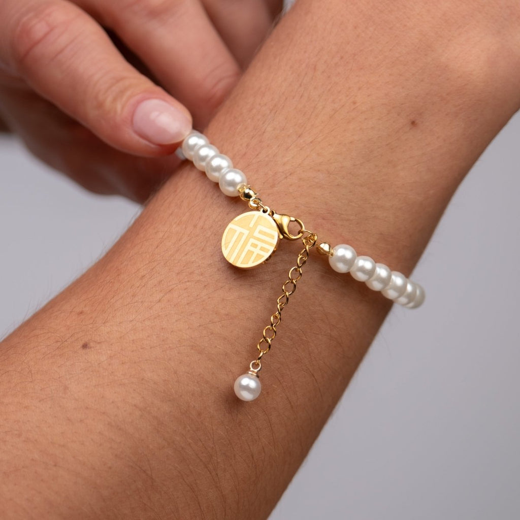 Pulseira de Pérolas Charm Banhada em Ouro 18K