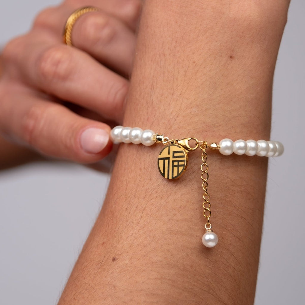 Pulseira de Pérolas Charm Banhada em Ouro 18K